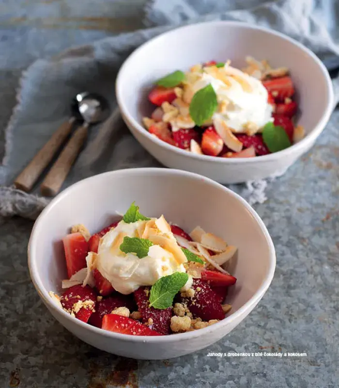Jahody s drobenkou z bílé čokolády a kokosem