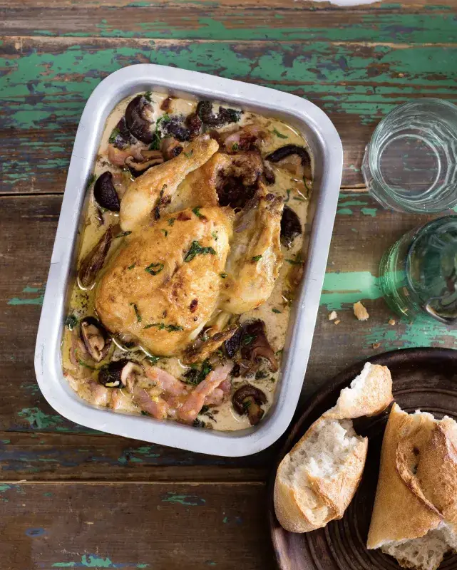 Jarní kuřátko na houbách a smetaně