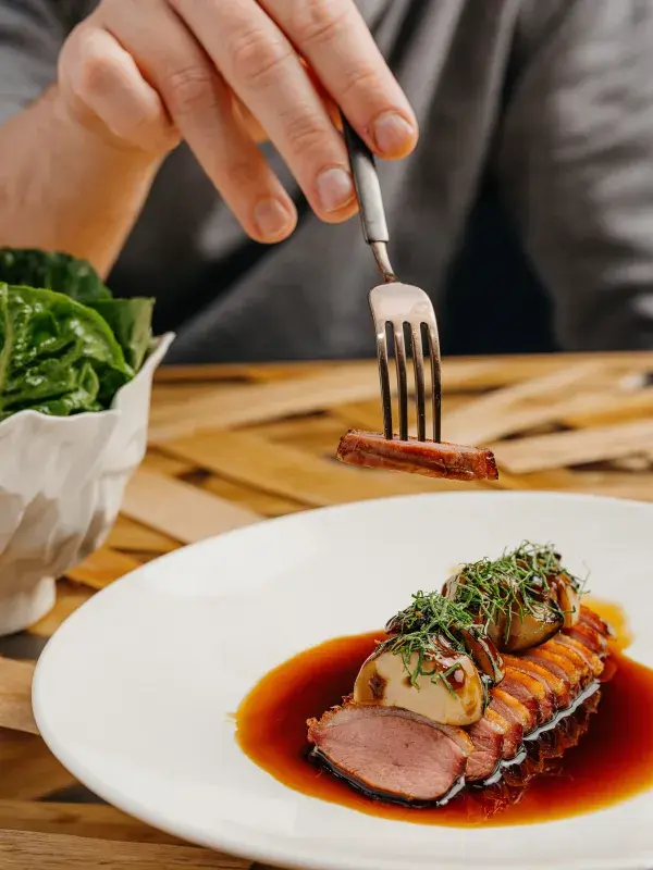 Křupavá kachna a houby