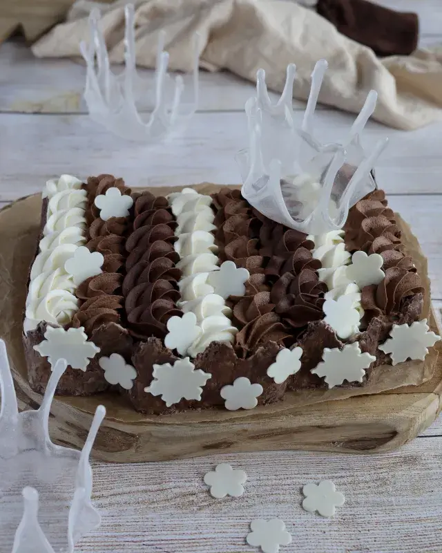 Klára Moravcová: „Tenhle dortík je zase moje vzpomínka na dětství, proto jsem mu ponechala retro vzhled. Okolo dortíku je pak čokoláda jako zasněžené hory.“