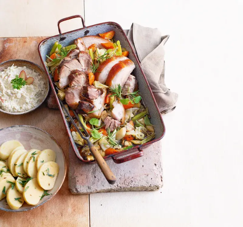 Koleno pečené v pivu se zeleninou a křenovou remuládou