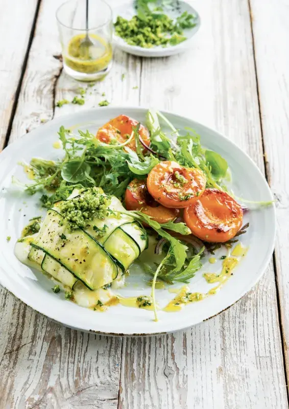 Kozí sýr v kabátku z cukety a salát s grilovanými meruňkami