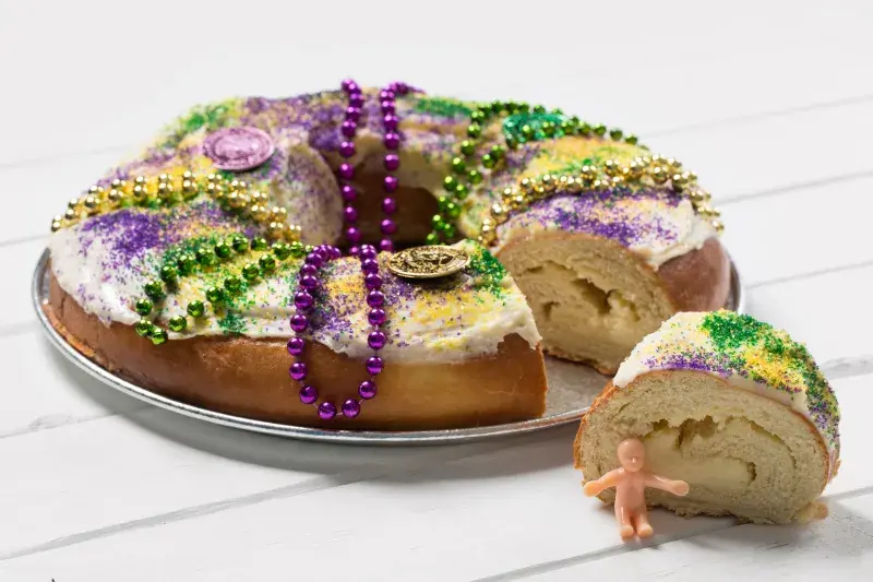 Královský koláč v barvách Mardi Gras