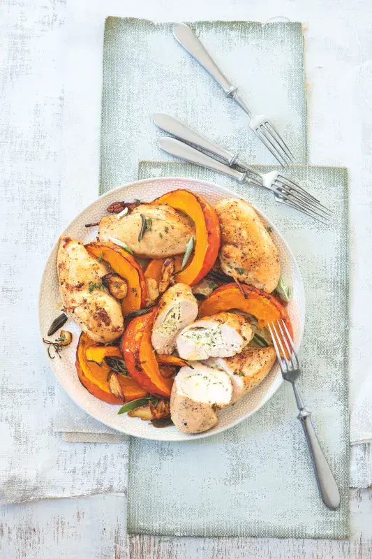 Kuřecí prsa plněná bylinkovým tvarohem s pečenou dýní