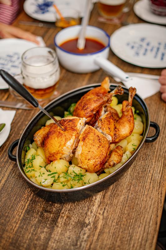 Dokonalé pečené kuře nepotřebuje mnoho ingrediencí, ale především čas a pečlivost