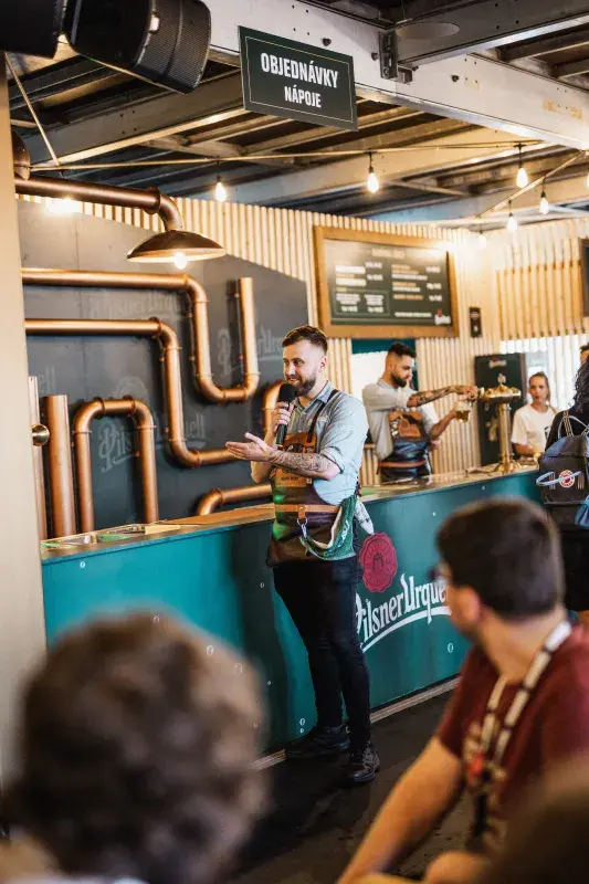 Výčepní určitě „jen“ nečepuje pivo, i když si to lidé myslí