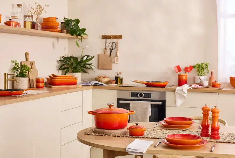 Značka dávno nenabízí jen hrnce: do slavné oranžovo-červené můžete sladit celou kuchyni