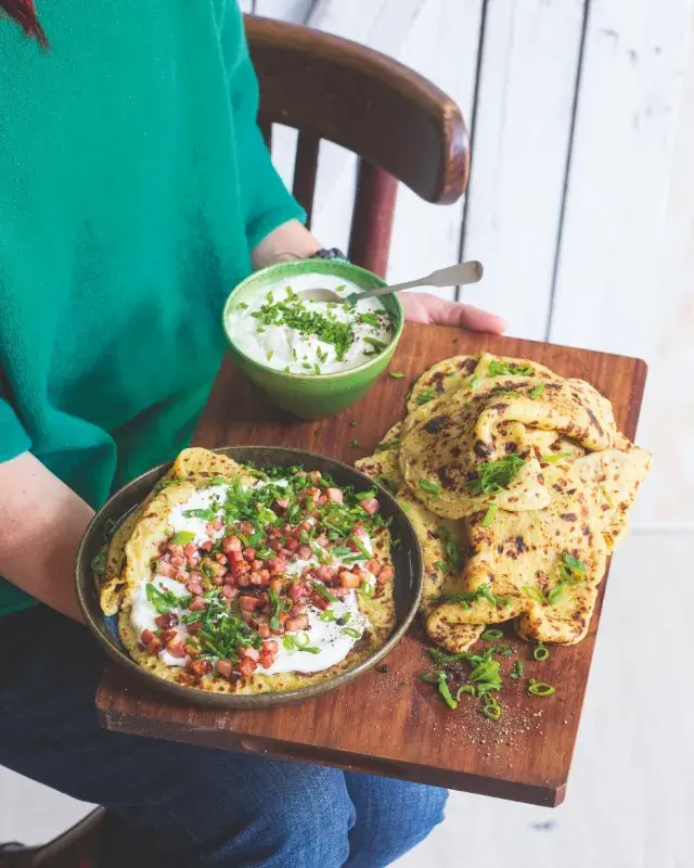 Lokše s májovou brynzou, křupavou slaninou a jarní cibulkou