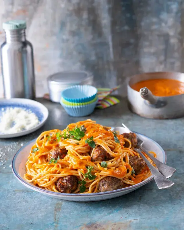 Masové koule se špagetami a rajčatovo-paprikovou omáčkou