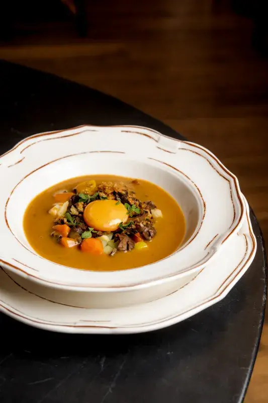 Menu v restauraci Červený Jelen sestavené Markem Fichtnerem se zaměřuje na tradiční českou kuchyni v moderním kabátu