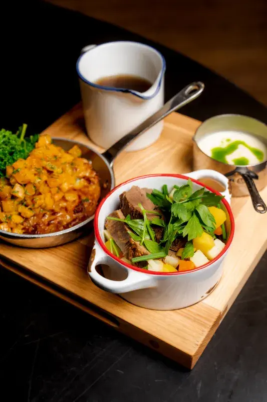 Menu v restauraci Červený Jelen sestavené Markem Fichtnerem se zaměřuje na tradiční českou kuchyni v moderním kabátu