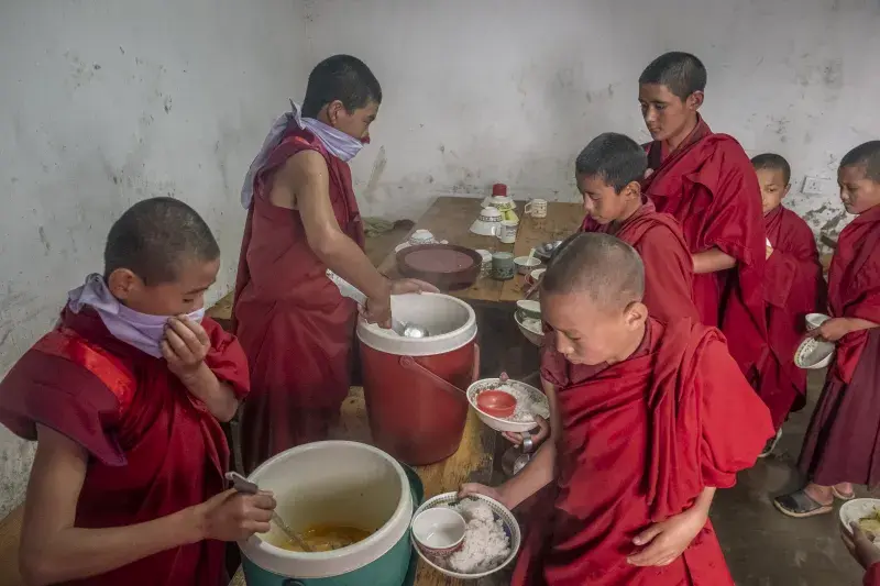 Mniši v klášteře