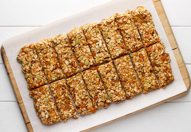 Müsli tyčinky stačí v plechu jednoduše nakrájet