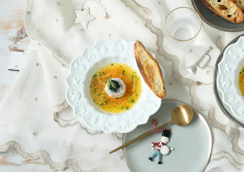 Jemný rybí tatarák s křupavou bagetou, zalitý polévkou