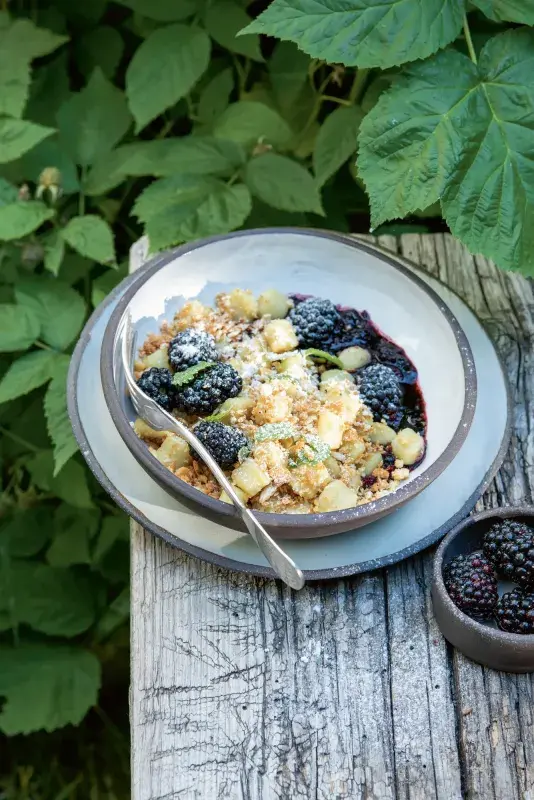 Noky se strouhankou a ostružinami