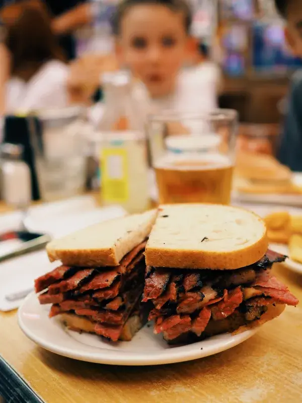 Pastrami sendvič v Katz´s Delicatessen