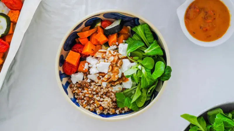 Bowl s horskou čočkou, bulgurem a pečenými batáty