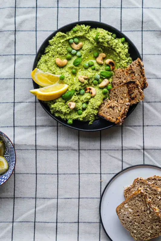 Bazalkovo-hráškový hummus