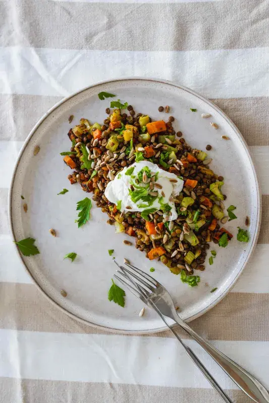 Horská čočka s kořenovou zeleninou a se zastřeným vejcem