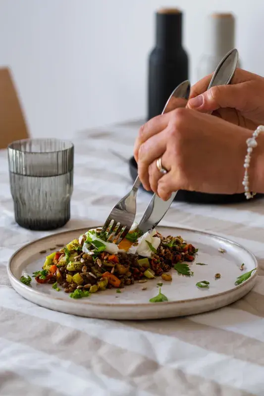Horská čočka s kořenovou zeleninou a se zastřeným vejcem