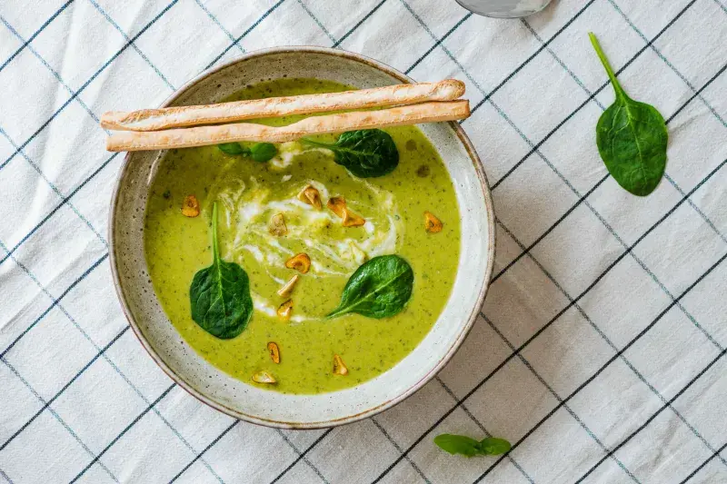 Svěží jarní hrachová polévka