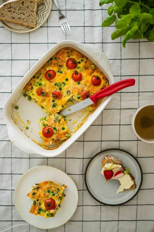Pečená vejce se šunkou, čedarem a hráškem podle Buchta v troubě