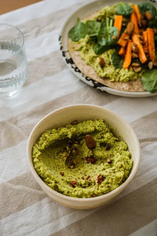 Tortilly s bazalkovo-hrachovou pomazánkou