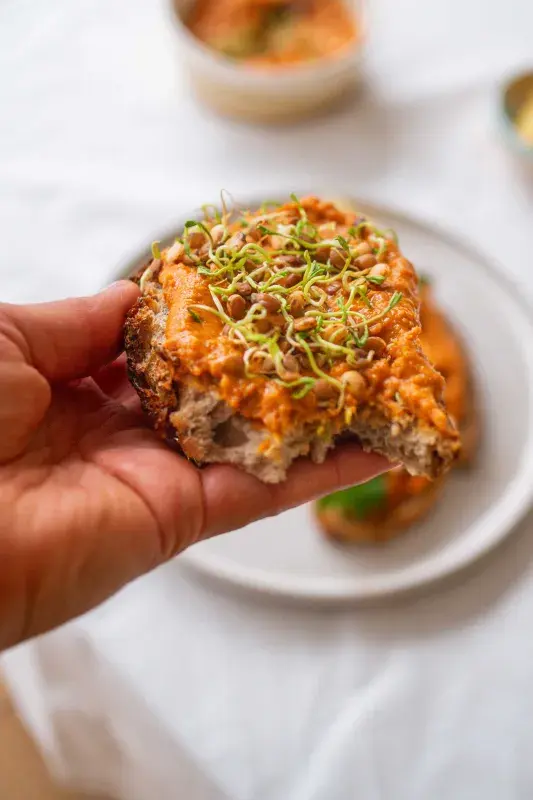 Uzená fazolová pomazánka s pečenými paprikami