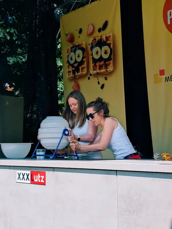 Redaktorky Darinka a Katka se pustily do výroby zmrzliny