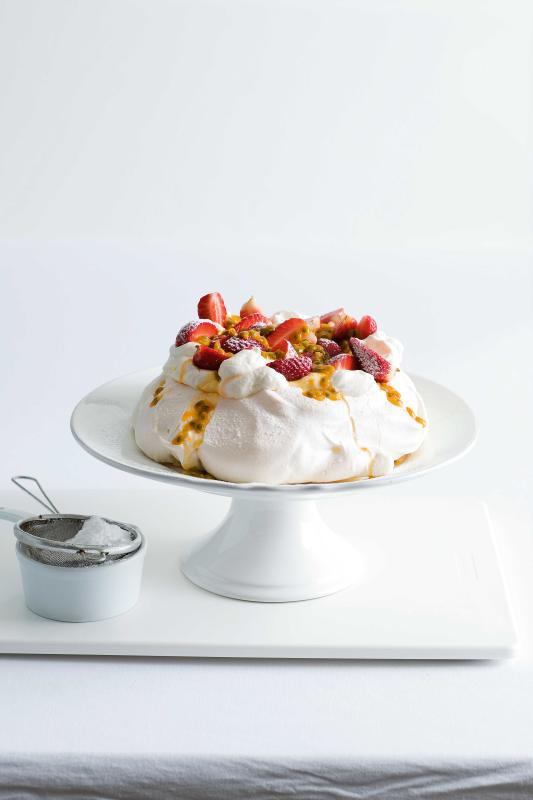 Základní pavlova s mučenkou a jahodami