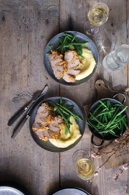 Pečené telecí s pestrou nádivkou, kaší a fazolkami