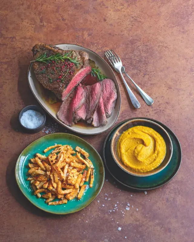 Pečené hovězí maso s celerovými hranolky a mrkvovým kečupem