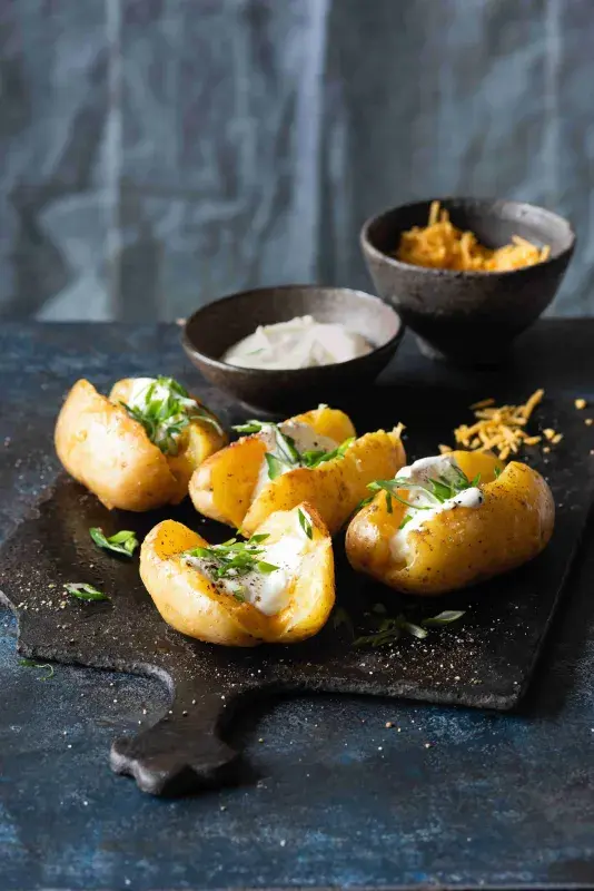 ,Pečené‘ plněné brambory se sýrem a jarní cibulkou