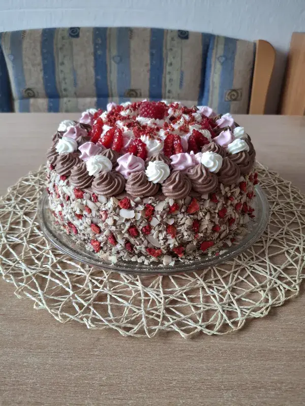 Petra Fialová: „Harlekýn obohacený o malinovou šlehačku a mandle. Čerstvé i sušené maliny už jen dotváří image.“