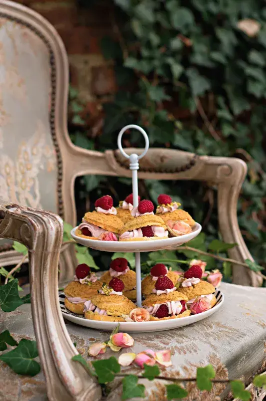 Pistáciové větrníčky s růžovou čokoládou