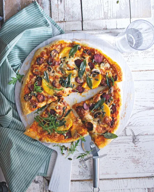 Pizza s dýňovo-rajčátkovou omáčkou, dýní a chorizem