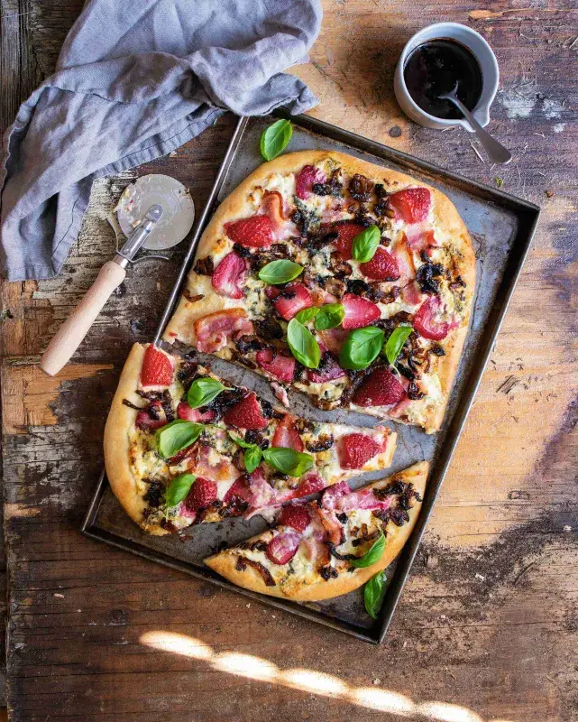 Pizza s modrým sýrem a jahodami