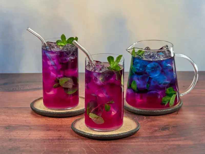 Po přidání citronu nápoj efektně změní barvu