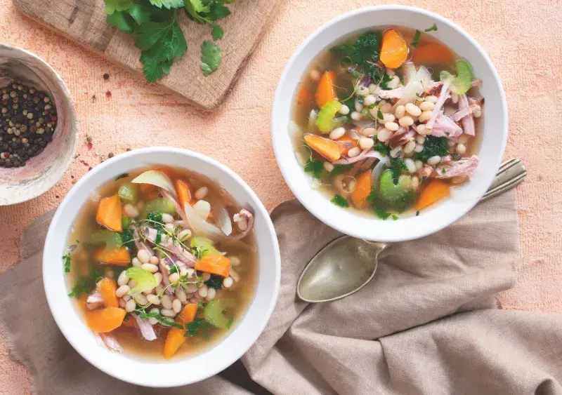 Polévka s bílými fazolemi a uzeným