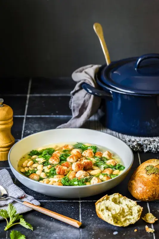 Polévka s kopřivami, bílými fazolemi a klobáskami