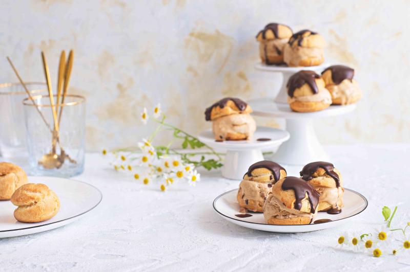 Profiterolky s karamelovou zmrzlinou a čokoládovou polevou