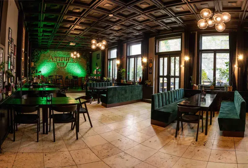 Část restaurace s pódiem