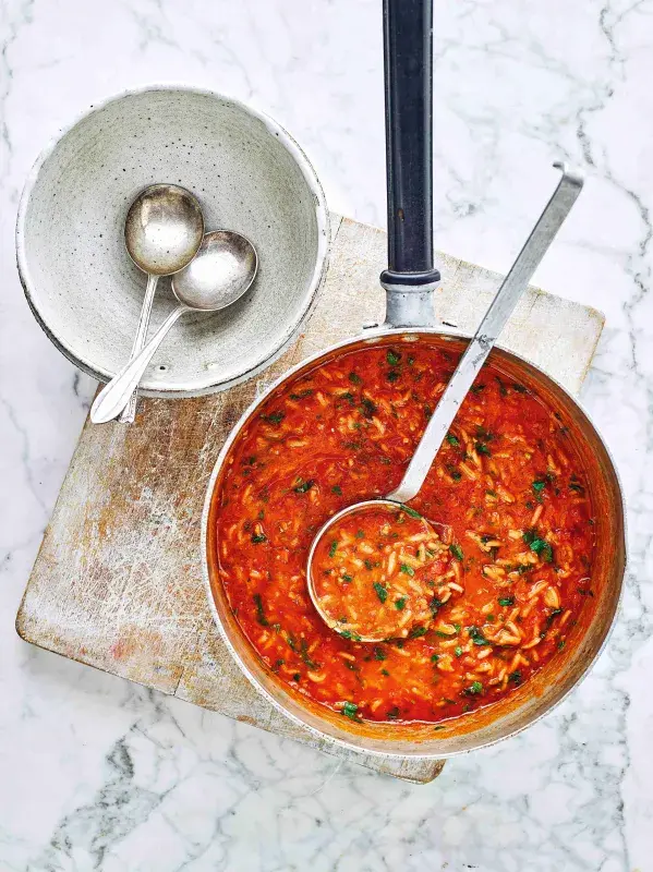 Rajčatová polévka s rýží a citronovou trávou