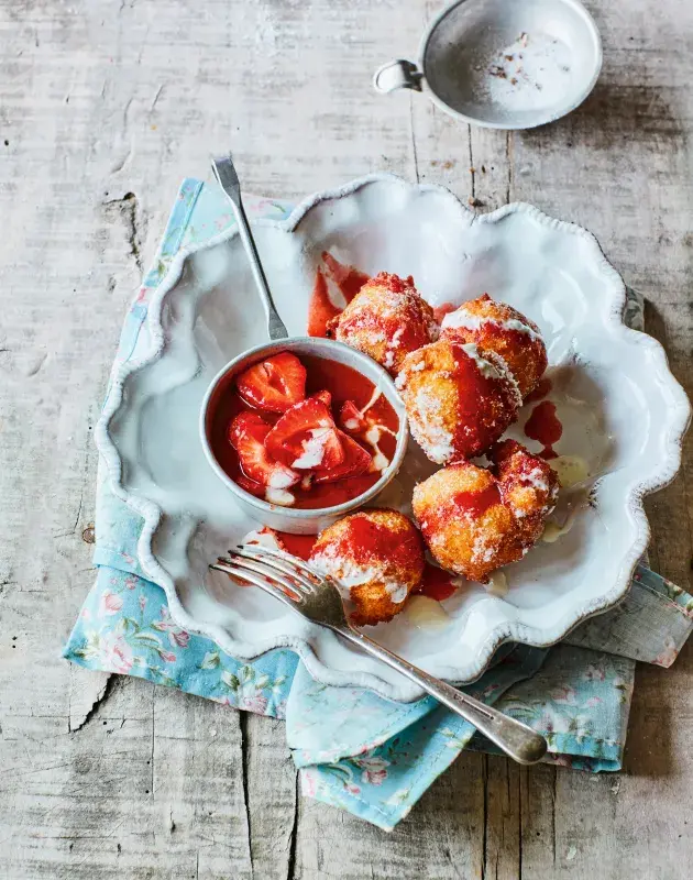 Ricottové koblížky s karamelovými jahodami a kardamomovým cukrem