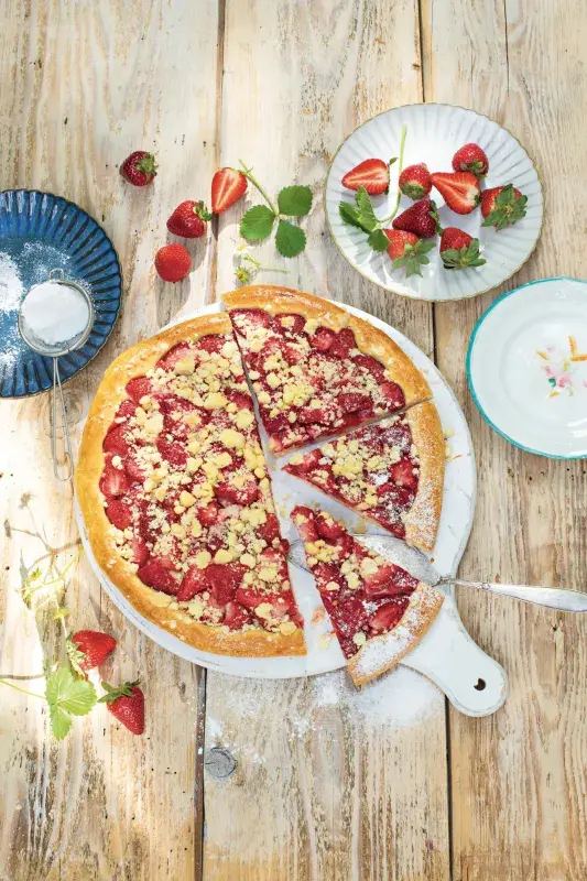 Rychlý kynutý koláč s jahodami a drobenkou