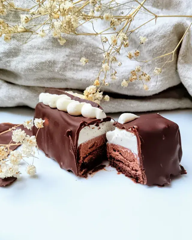 Šárka Hudečková: „Řezy ála Harlekýn plněné intenzivní čokoládovou a jemnou vanilkovou pěnou, doplněné o křupavou vrstvu a čokoládovou polevu.“