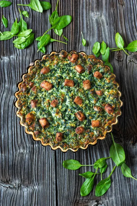 Špenátový koláč s vinnou klobásou