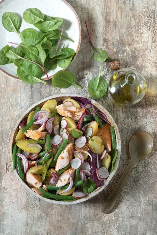 Salát s pečeným lososem a fazolkami