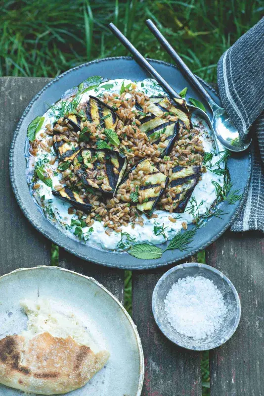 Salát s grilovaným lilkem