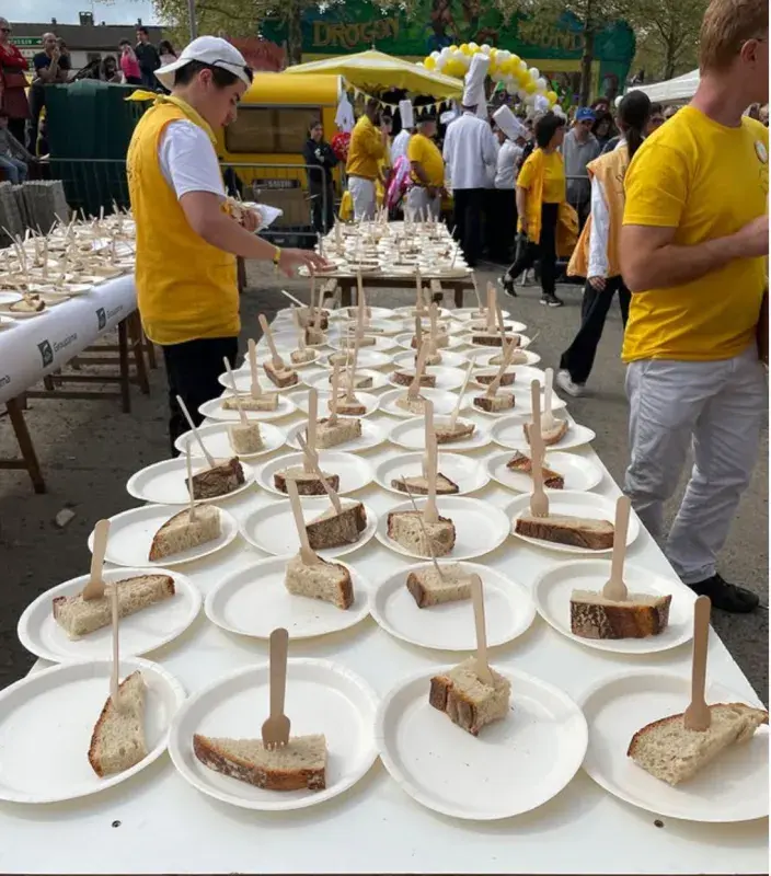 Ke každé porci omelety patří o kousek chleba